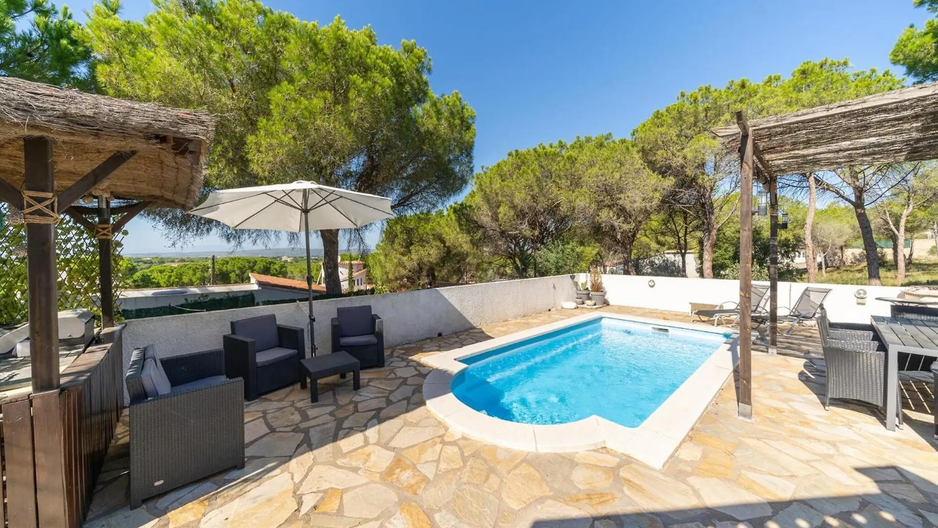 Vila Cosy House With A Large Outdoor Area L' Escala