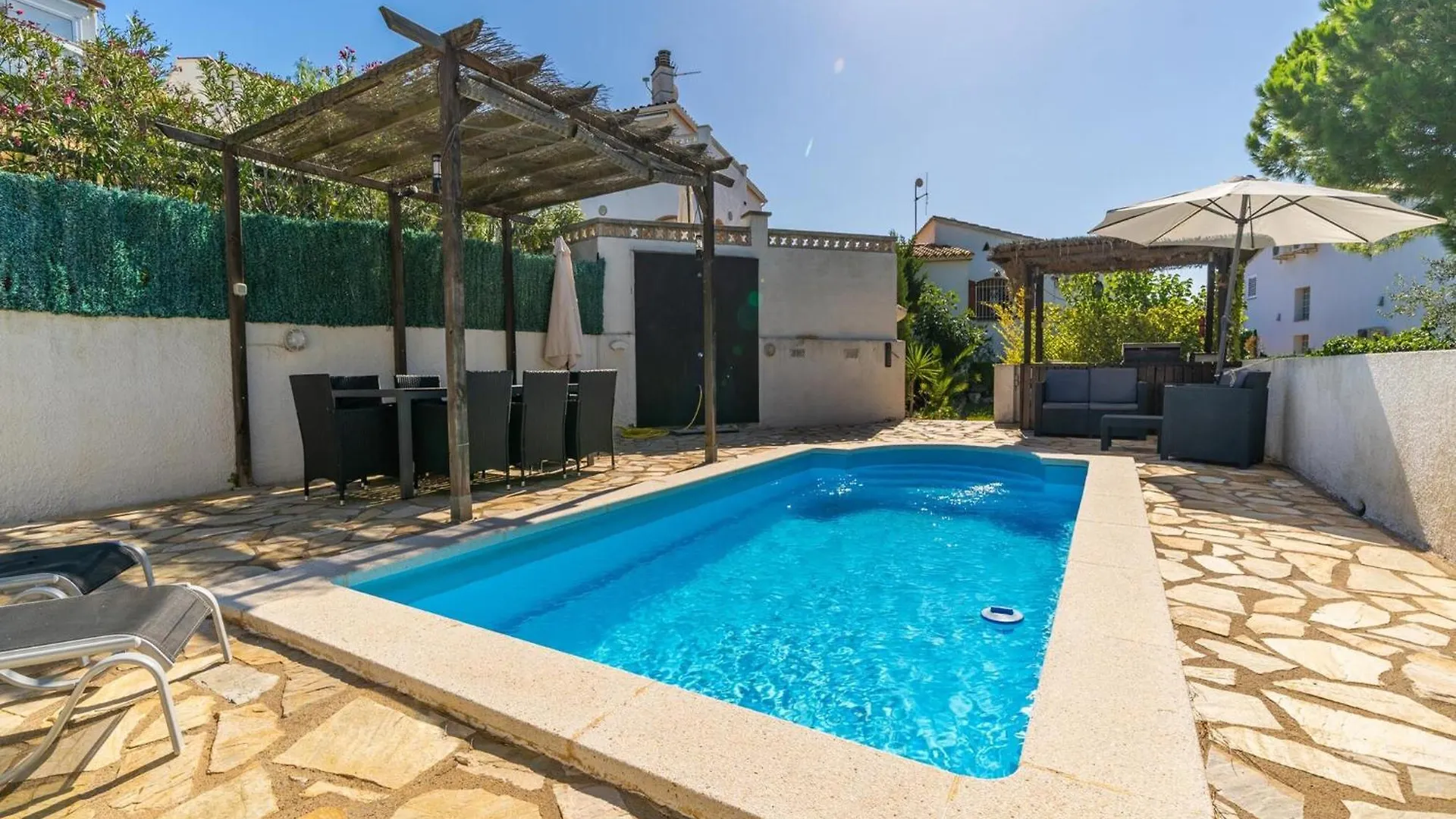 Vila Cosy House With A Large Outdoor Area L' Escala